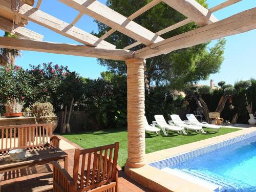 Bazén v ubytovaní Villa Tranquila a charming 4bedroom villa with air-conditioning & private swimming pool alebo v jeho blízkosti