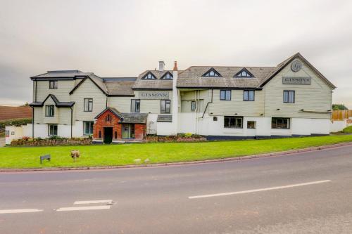ein großes weißes Haus am Straßenrand in der Unterkunft OYO The Gissons Hotel in Exeter