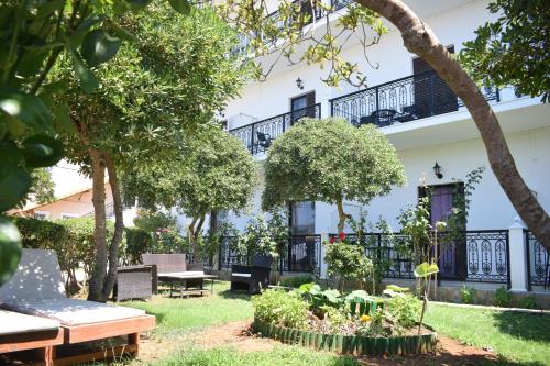 a garden in front of a building at Panorama in Agios Georgios