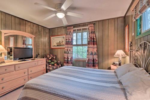 Postel nebo postele na pokoji v ubytování Poconos Home with Game Room Walk to Lake Harmony!