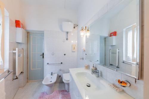 ein weißes Bad mit einem Waschbecken und einem WC in der Unterkunft Casa Amena in Minori