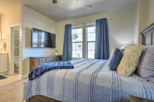 En eller flere senge i et værelse på Washington Townhome with Patio and Resort Perks!