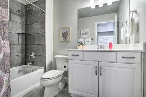 Et badeværelse på Washington Townhome with Patio and Resort Perks!