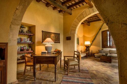 - un salon avec une table, des chaises et un canapé dans l'établissement Luxury Sicily Villas by Geocharme, à Castelvetrano
