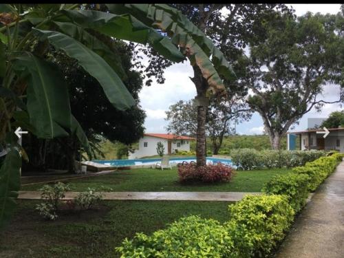 un patio con piscina y una casa en Casita La Ermita, en San Carlos