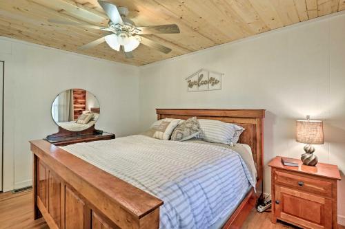 Posteľ alebo postele v izbe v ubytovaní Flat Rock Home by Main St, 7 Miles to The Gorge!