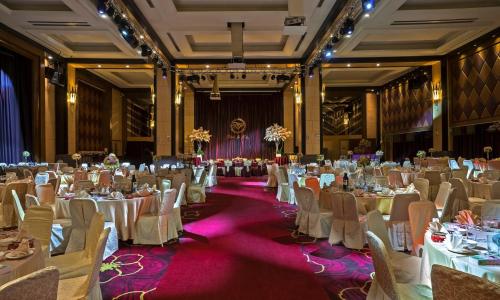 a large banquet hall with tables and chairs at Nice Prince Hotel in Chiayi City