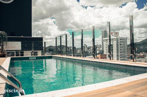 uma piscina no telhado de um prédio em Loft com vista para Vila Germânica 705 em Blumenau