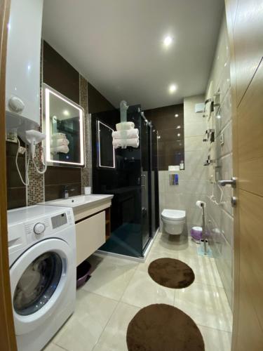 y baño con lavadora y aseo. en Apartment Crystal, en Zlatibor