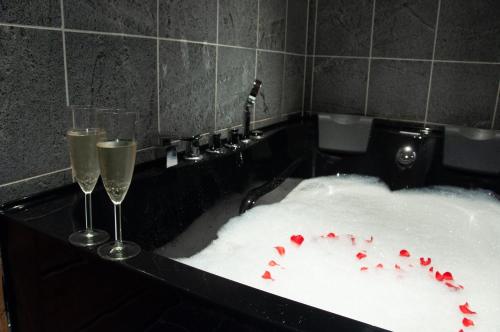 two champagne glasses in a bath tub with snow at Villa Rukapiste in Ruka