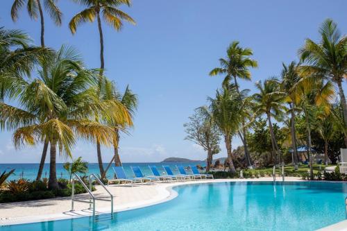 Bazén v ubytování Limetree Beach Resort by Club Wyndham nebo v jeho okolí