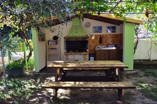 eine Küche mit einem Holztisch und einer Bank in der Unterkunft Green House!! in Sfakerá