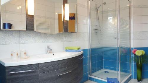 ein Bad mit einem Waschbecken und einer Dusche in der Unterkunft Ferienwohnung Emmely in Binz