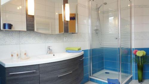 un baño con lavabo y ducha en Ferienwohnung Emmely, en Binz