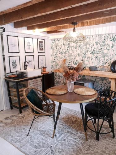 - une salle à manger avec une table et deux chaises dans l'établissement Studio de charme proche de la gare, et du centre ville, à Rennes