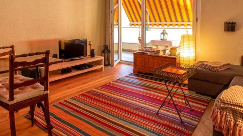 ein Wohnzimmer mit einem Sofa und einem TV in der Unterkunft Minusio - Casa Gottardo in Minusio