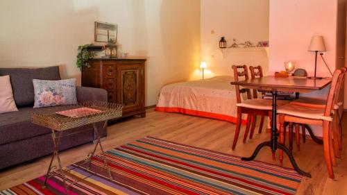 MinusioにあるMinusio - Casa Gottardoのリビングルーム(ソファ、テーブル、ベッド付)