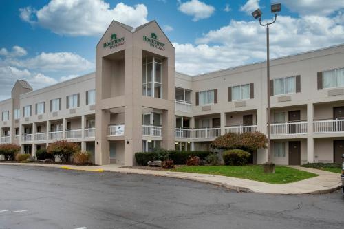 an empty street in front of an apartment building at HomeTown Inn by Red Roof East Syracuse in East Syracuse