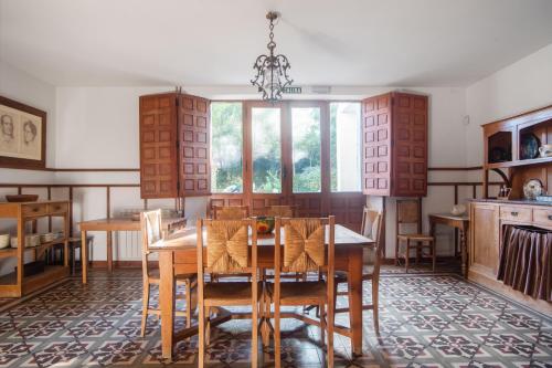 jadalnia ze stołem i krzesłami w obiekcie La Casona de Doña Clotilde w mieście Sardón de Duero