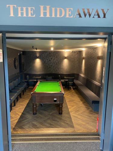 Ein Billardtisch in der Unterkunft The Windsor Hotel and Bar