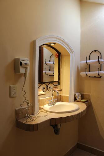 a bathroom with a sink and a mirror at Parador Margarita in San Cristóbal de Las Casas