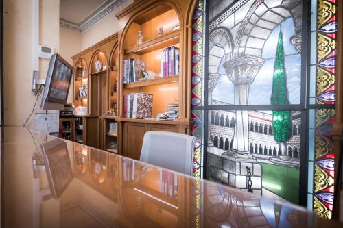 una vidriera en una biblioteca con una silla en Abadía Burgos Camino Santiago, en Burgos