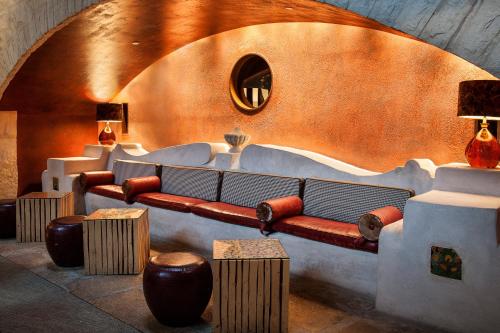 a room with a group of benches and tables at Hotel Contessa - Suites on the Riverwalk in San Antonio