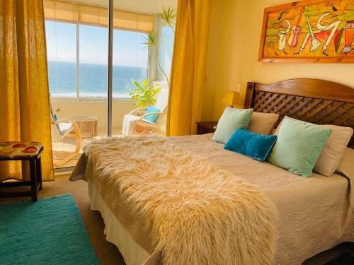 1 dormitorio con 1 cama y vistas al océano en Departamento La Serena Avenida Del Mar en La Serena