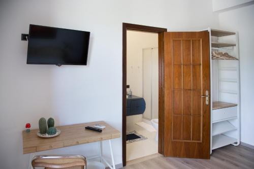 a room with a closet and a door with a television at VILLA VEGA in Fontane Bianche