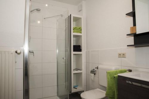 Phòng tắm tại EXKLUSIVE Ferienwohnung mit Balkon, 2 Schlafzimmer im HAUS SERTÜRNER