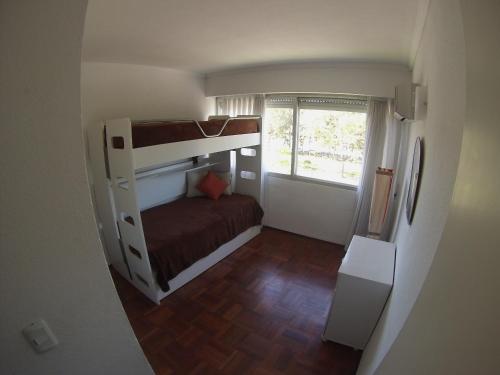 Ein Etagenbett oder Etagenbetten in einem Zimmer der Unterkunft Excelente apartameto en Punta del Este