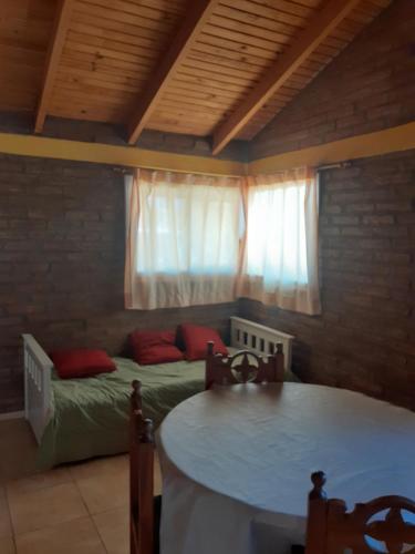 Habitación con cama, mesa y ventana en Jireh - Embalse en Embalse