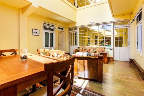 a living room with a table and a couch at Hostel Del Puerto in Coquimbo