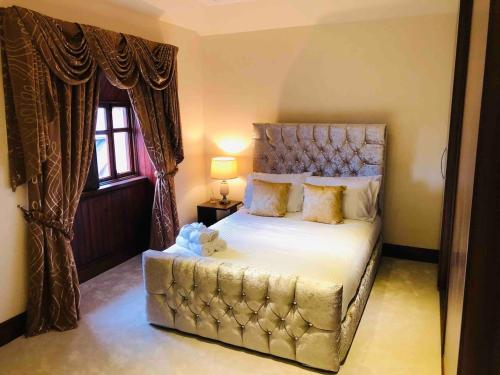 En eller flere senger på et rom på Beautiful 4-Bed Villa in Glasgow