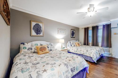 1 dormitorio con 2 camas y ventilador de techo en Harbor Breeze 58 en Ocean City