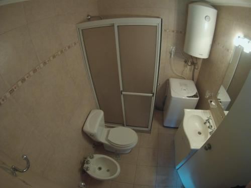 een badkamer met een douche, een toilet en een wastafel bij Excelente apartameto en Punta del Este in Punta del Este