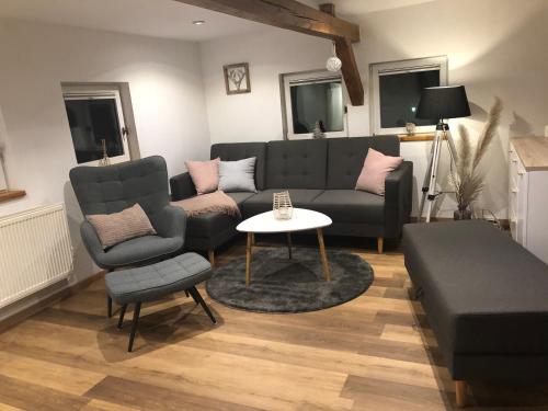 un salon avec un canapé et une table dans l'établissement Ferienhaus am Hahnenkopf, à Rübeland
