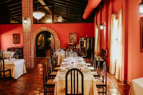 ห้องอาหารหรือที่รับประทานอาหารของ Hotel Resort Hípico El Hinojal