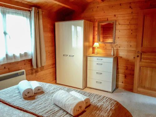 ein Schlafzimmer mit einem Bett mit Handtüchern darauf in der Unterkunft Pennylands Hill View Lodge in Broadway
