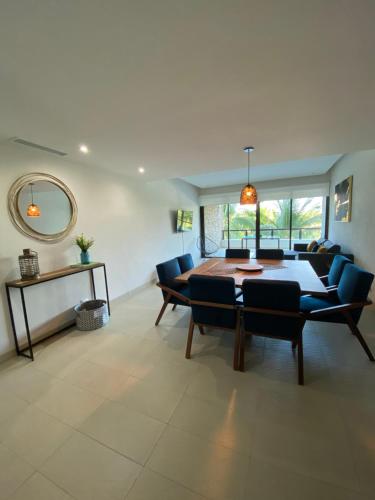 a dining room with a table and chairs at Departamento totalmente nuevo en la Isla Residence Acapulco in Acapulco