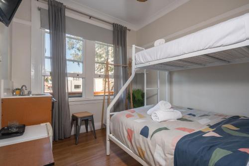 En eller flere senge i et værelse på Highfield Private Hotel