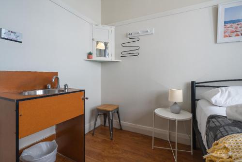 een slaapkamer met een bed en een wastafel en een bed gmaxwell gmaxwell gmaxwell bij Highfield Private Hotel in Sydney