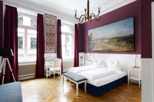 sypialnia z łóżkiem i obrazem na ścianie w obiekcie Hotel Columbia w Wiedniu