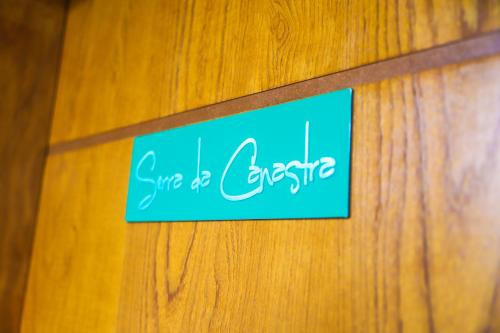 a sign on a door that reads one of science at POUSADA JURERE DA CANASTRA in Vargem Bonita