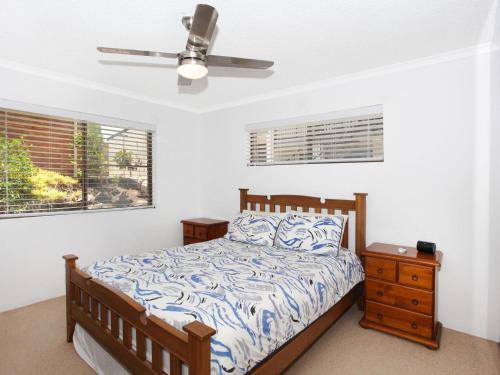 um quarto com uma cama e uma ventoinha de tecto em Courtney Cove 1 Comfortable Two Bedroom Apartment on Mooloolaba Canal em Mooloolaba