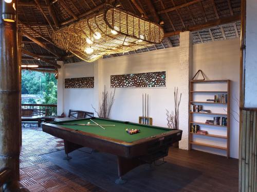 een biljartkamer met een pooltafel. bij Liquid Dive Resort in Dauin