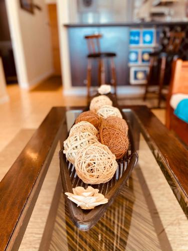 a tray with balls of yarn on a table at Departamento La Serena Avenida Del Mar in La Serena
