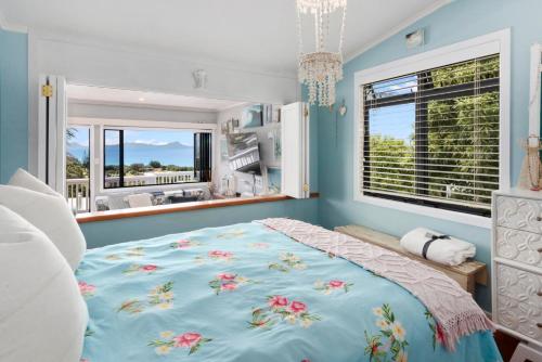 Кровать или кровати в номере Waipu Cove Palm Cottage - Waipu Cove Holiday Home