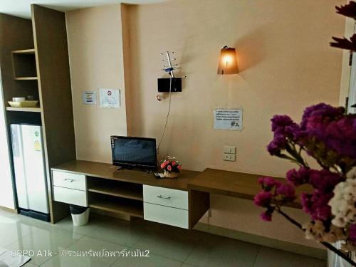 a room with a desk with a laptop on it at ruamsab2 รวมทรัพย์2 in Ban Na Song
