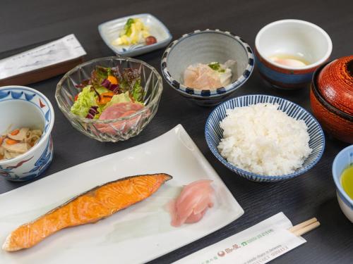 
a table topped with bowls of food and utensils at Shimaya in Yamanouchi

